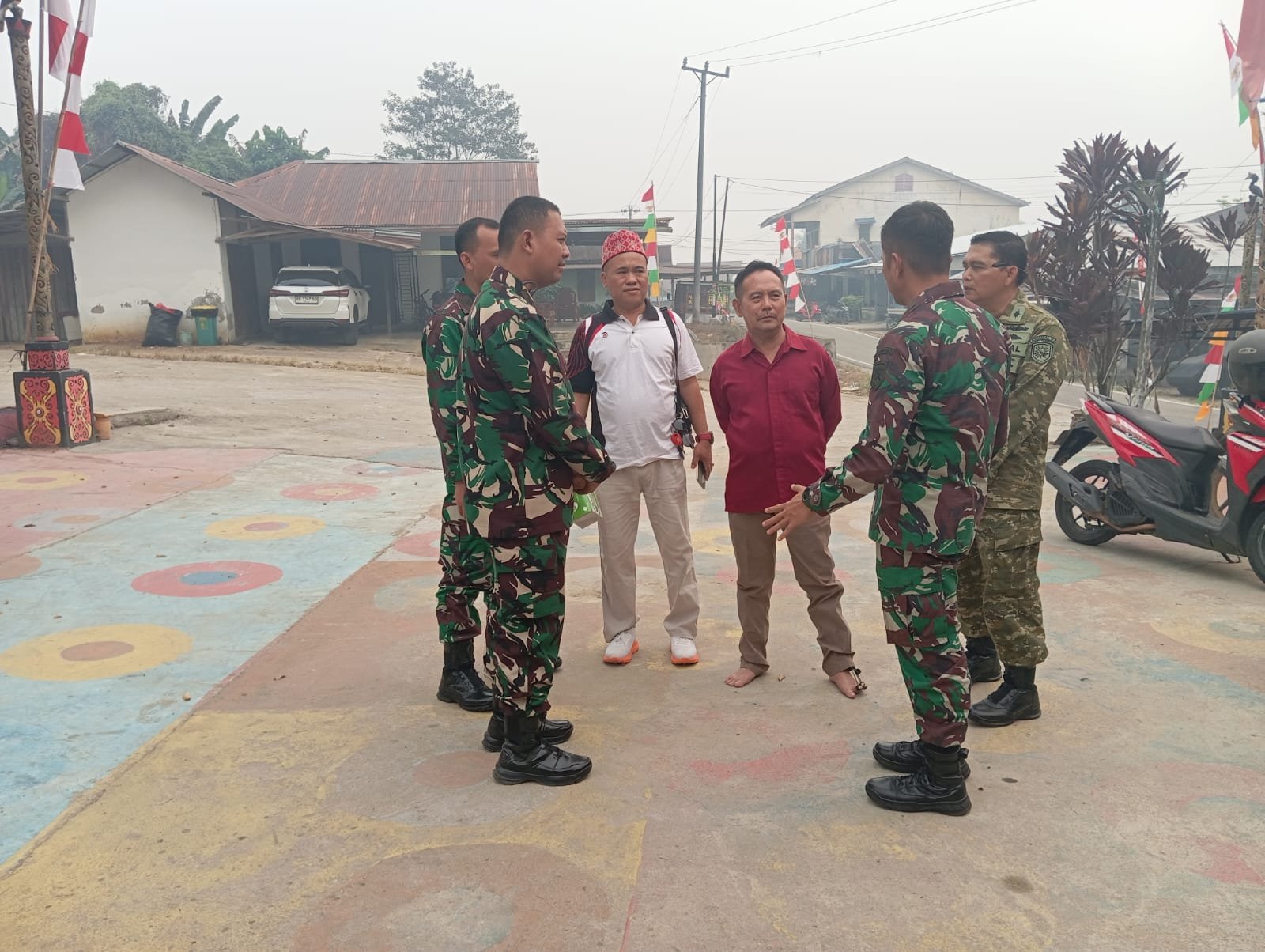 Bagi-bagi masker oleh DAD Kecamatan Toho.