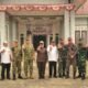 Anggota DPRD Kabupaten Mempawah, Paulus ikut meninjau karhutla di Sekabuk bersama jajaran Forkopimda.