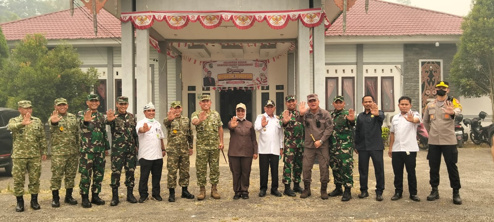 Anggota DPRD Kabupaten Mempawah, Paulus ikut meninjau karhutla di Sekabuk bersama jajaran Forkopimda.