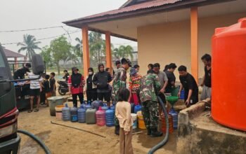 Koramil Sungai Pinyuh Salurkan 5.000 Liter Air Bersih untuk Warga
