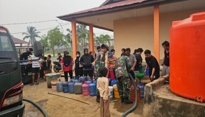 Koramil Sungai Pinyuh Salurkan 5.000 Liter Air Bersih untuk Warga