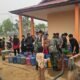 Koramil Sungai Pinyuh bagikan air bersih untuk warga.