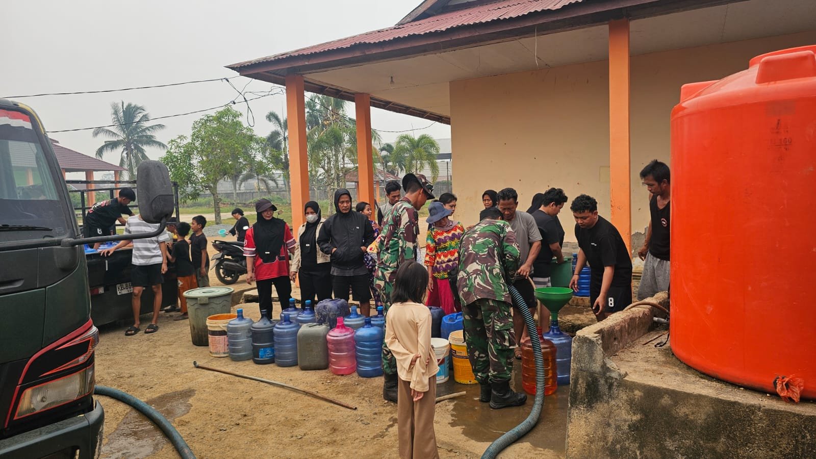Koramil Sungai Pinyuh bagikan air bersih untuk warga.
