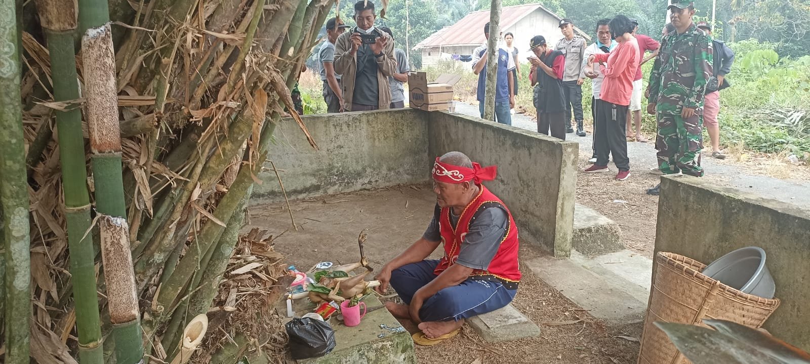 Masyarakat adat dayak Anjongan dan Sungai Pinyuh gelar ritual doa minta hujan di keramat Dusun Baguruh.