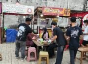 Pedagang Patoka Sungai Pinyuh Bagikan Masker Gratis, Peduli Kesehatan di Tengah Kabut Asap