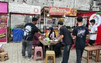 Pedagang Patoka Sungai Pinyuh Bagikan Masker Gratis, Peduli Kesehatan di Tengah Kabut Asap