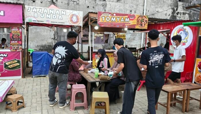 Pedagang Patoka Sungai Pinyuh Bagikan Masker Gratis, Peduli Kesehatan di Tengah Kabut Asap