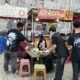 Pedagang UMKM Patoka Sungai Pinyuh berbagi masker gratis.
