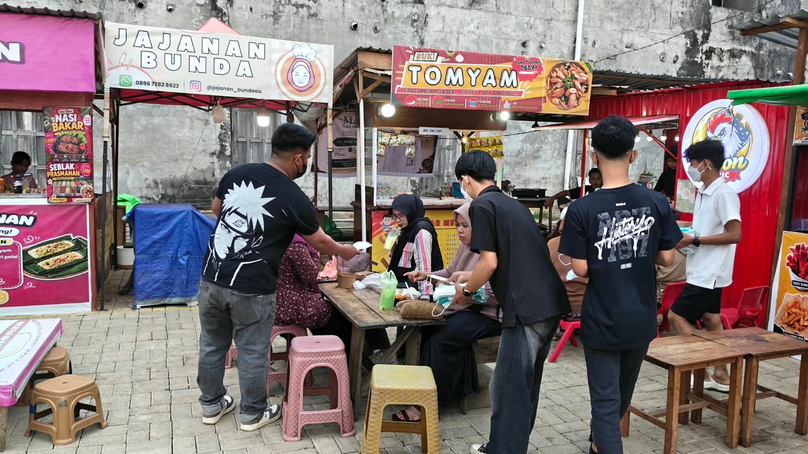Pedagang UMKM Patoka Sungai Pinyuh berbagi masker gratis.