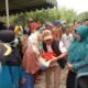 Bupati Sambas, Satono saat menyerahkan sembako kepada warga Sendoyan.