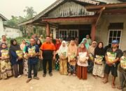 Warga masyarakat menerima bantuan beras dari dermawan yang disalurkan oleh Damkar Jaguar Sungai Pinyuh.