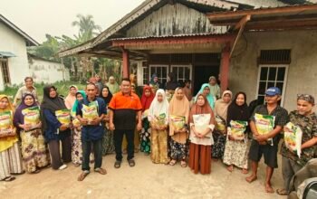 Warga masyarakat menerima bantuan beras dari dermawan yang disalurkan oleh Damkar Jaguar Sungai Pinyuh.