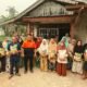 Warga masyarakat menerima bantuan beras dari dermawan yang disalurkan oleh Damkar Jaguar Sungai Pinyuh.