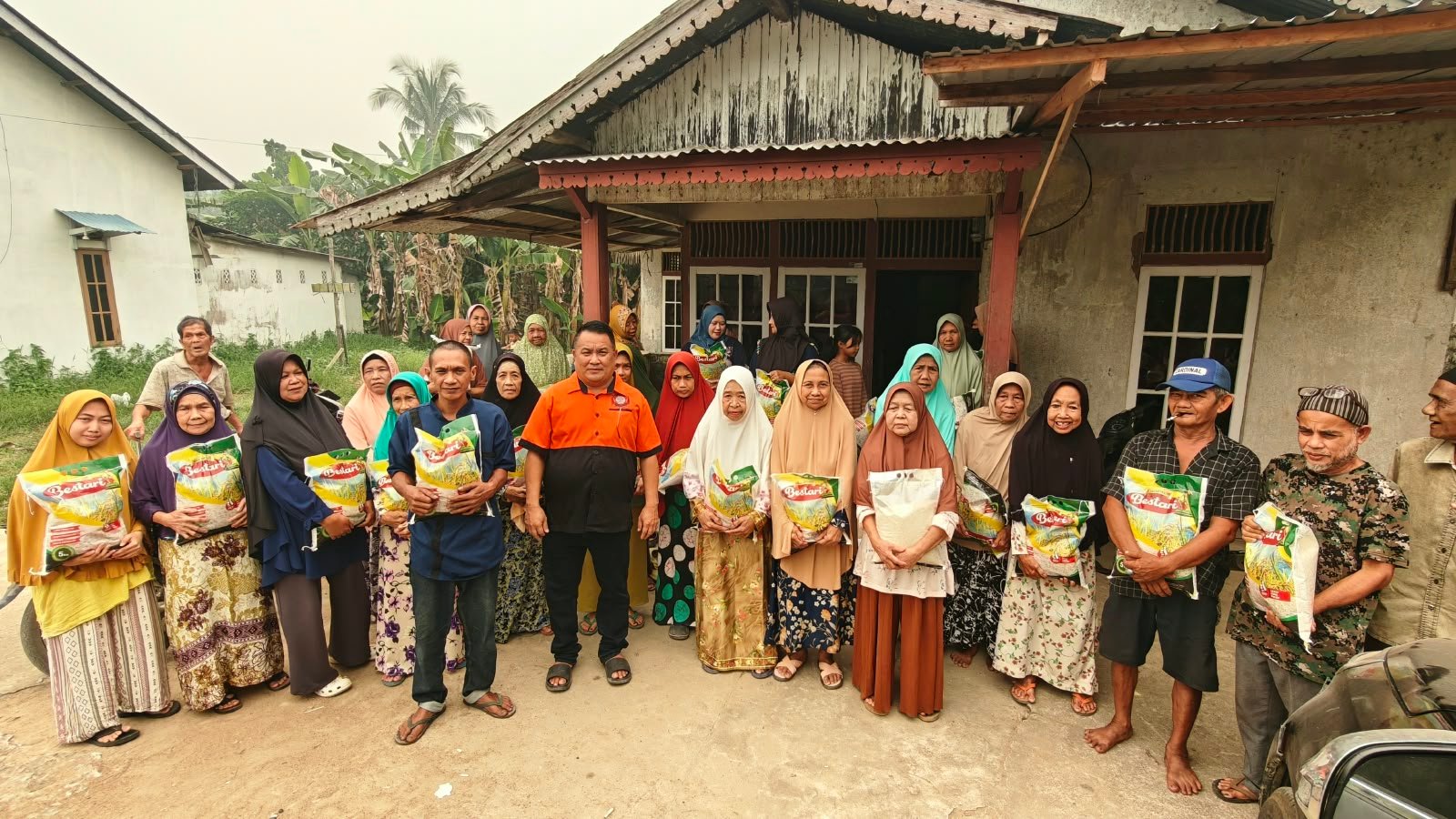Warga masyarakat menerima bantuan beras dari dermawan yang disalurkan oleh Damkar Jaguar Sungai Pinyuh.