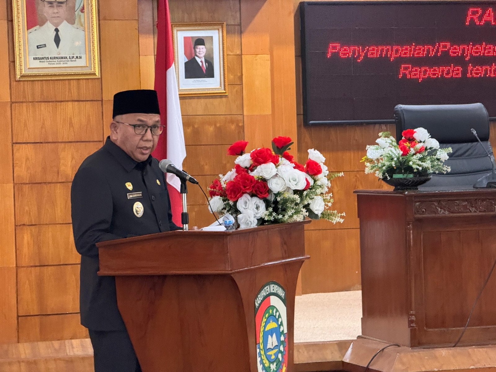 Wakil Bupati Mempawah, Juli Suryadi Burdadi dalam sidang paripurna RAPBD Perubahan 2026