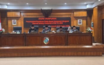 Ketua DPRD Kabupaten Mempawah, Safruddin Asra memimpin sidang paripurna penjelasan Bupati tentang Perubahan APBD 2026.