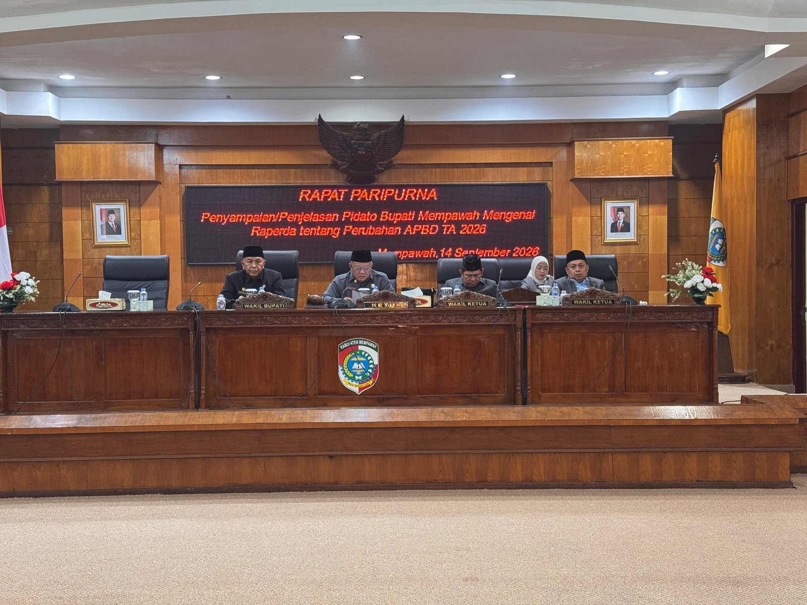 Ketua DPRD Kabupaten Mempawah, Safruddin Asra memimpin sidang paripurna penjelasan Bupati tentang Perubahan APBD 2026.