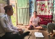 Ketua Baznas Kabupaten Mempawah, Marzuki Kadri memverifikasi dokumen administrasi milik Julita.