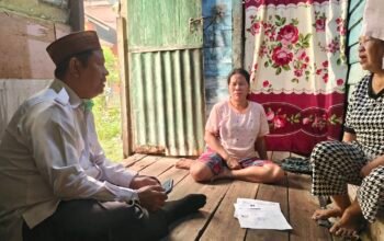 Ketua Baznas Kabupaten Mempawah, Marzuki Kadri memverifikasi dokumen administrasi milik Julita.