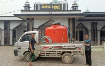 Komunitas air balap salurkan bantuan ke rumah ibadah.