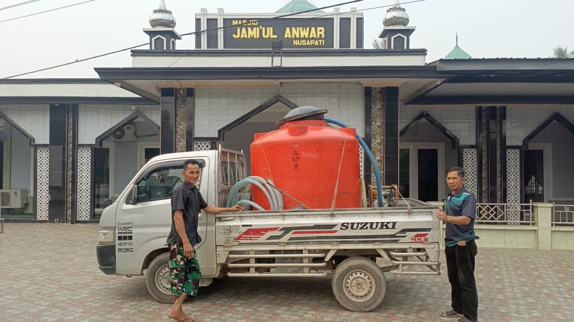 Komunitas air balap salurkan bantuan ke rumah ibadah.