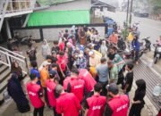 TMP Kalbar bagikan air bersih kepada warga yang dilanda kemarau.