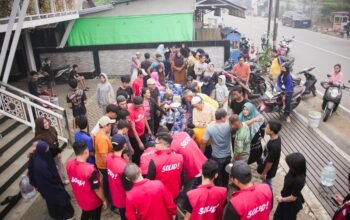 TMP Kalbar bagikan air bersih kepada warga yang dilanda kemarau.
