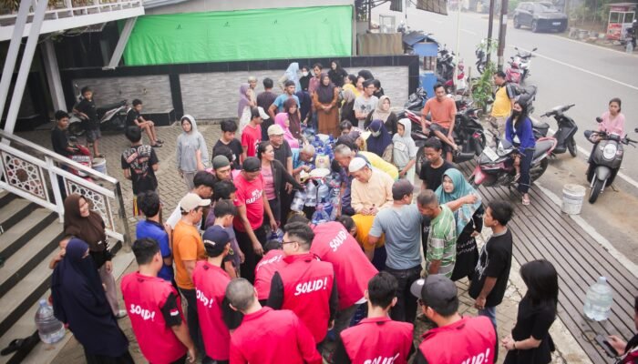 Aksi Nyata TMP Kalbar, Bagikan Air Bersih untuk Warga dan Perlengkapan ke Damkar
