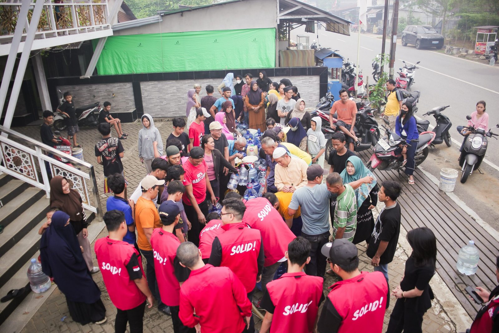 TMP Kalbar bagikan air bersih kepada warga yang dilanda kemarau.
