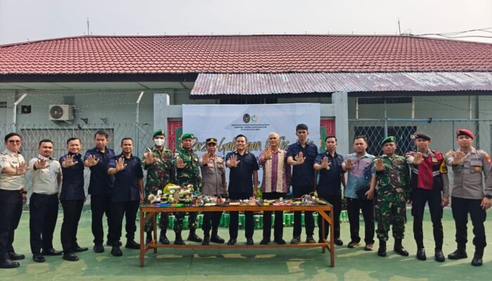 Razia Gabungan di Rutan Sambas, Puluhan Barang Terlarang Dimusnahkan