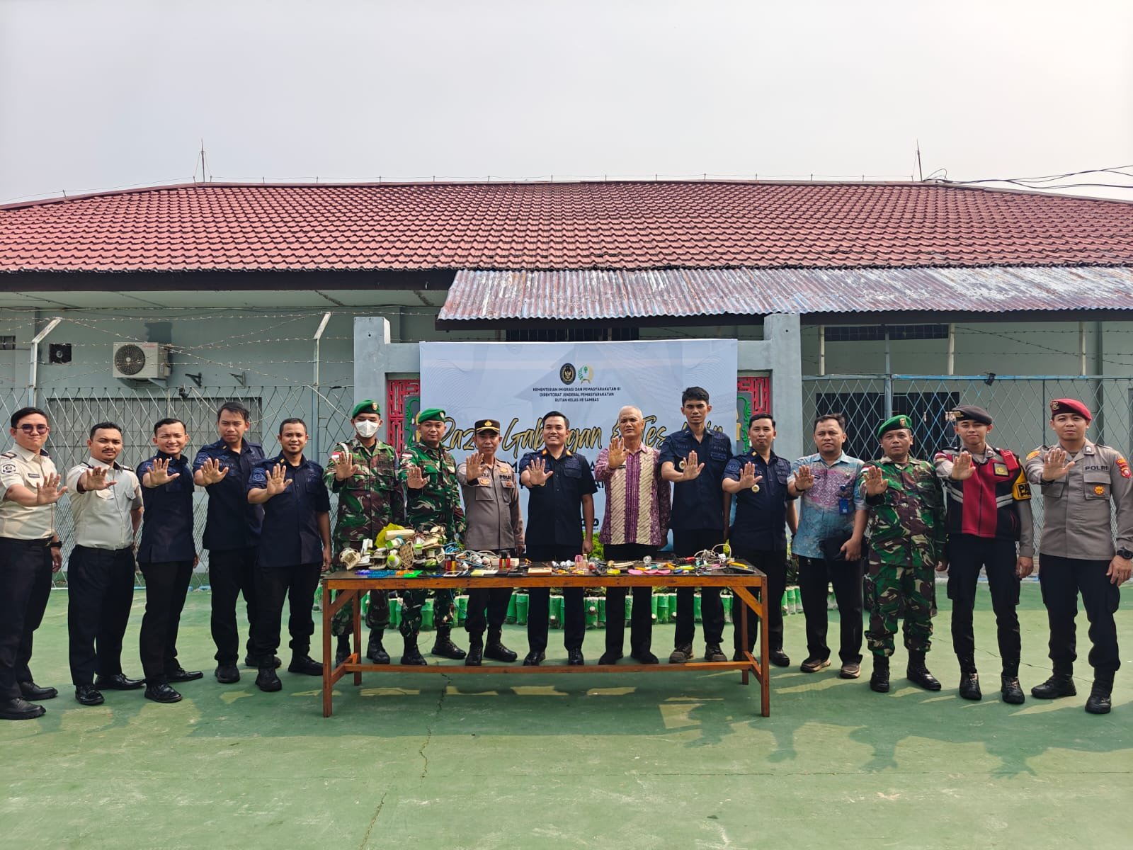 Razia Gabungan di Rutan Sambas, Puluhan Barang Terlarang Dimusnahkan