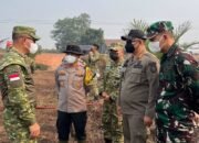 Bupati Ketapang dan Pangdam bagikan air bersih siap minum kepada warga Pelang.