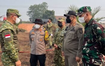 Bupati Ketapang dan Pangdam bagikan air bersih siap minum kepada warga Pelang.