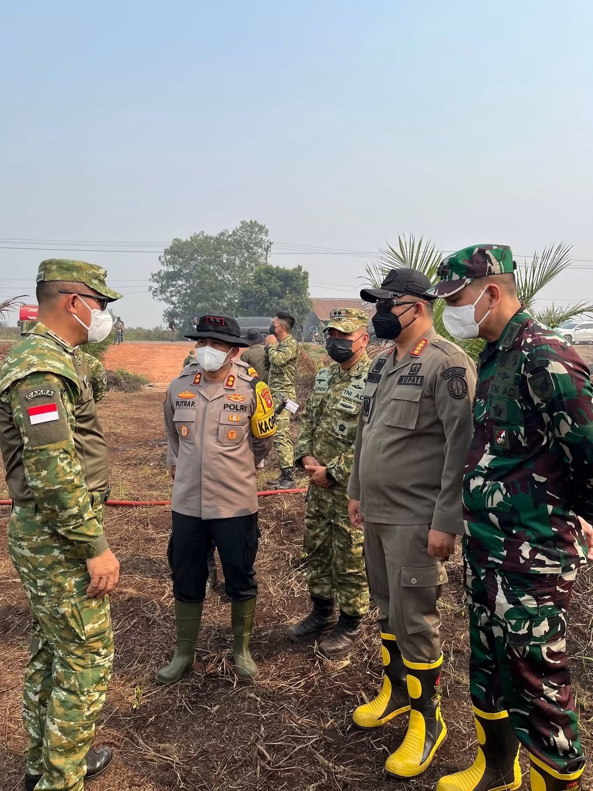 Bupati Ketapang dan Pangdam bagikan air bersih siap minum kepada warga Pelang.