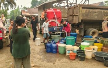 Safruddin Asra Bagikan 6.000 Liter Air Bersih untuk Warga Nusapati