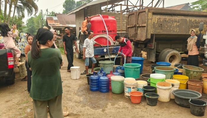 Safruddin Asra Bagikan 6.000 Liter Air Bersih untuk Warga Nusapati