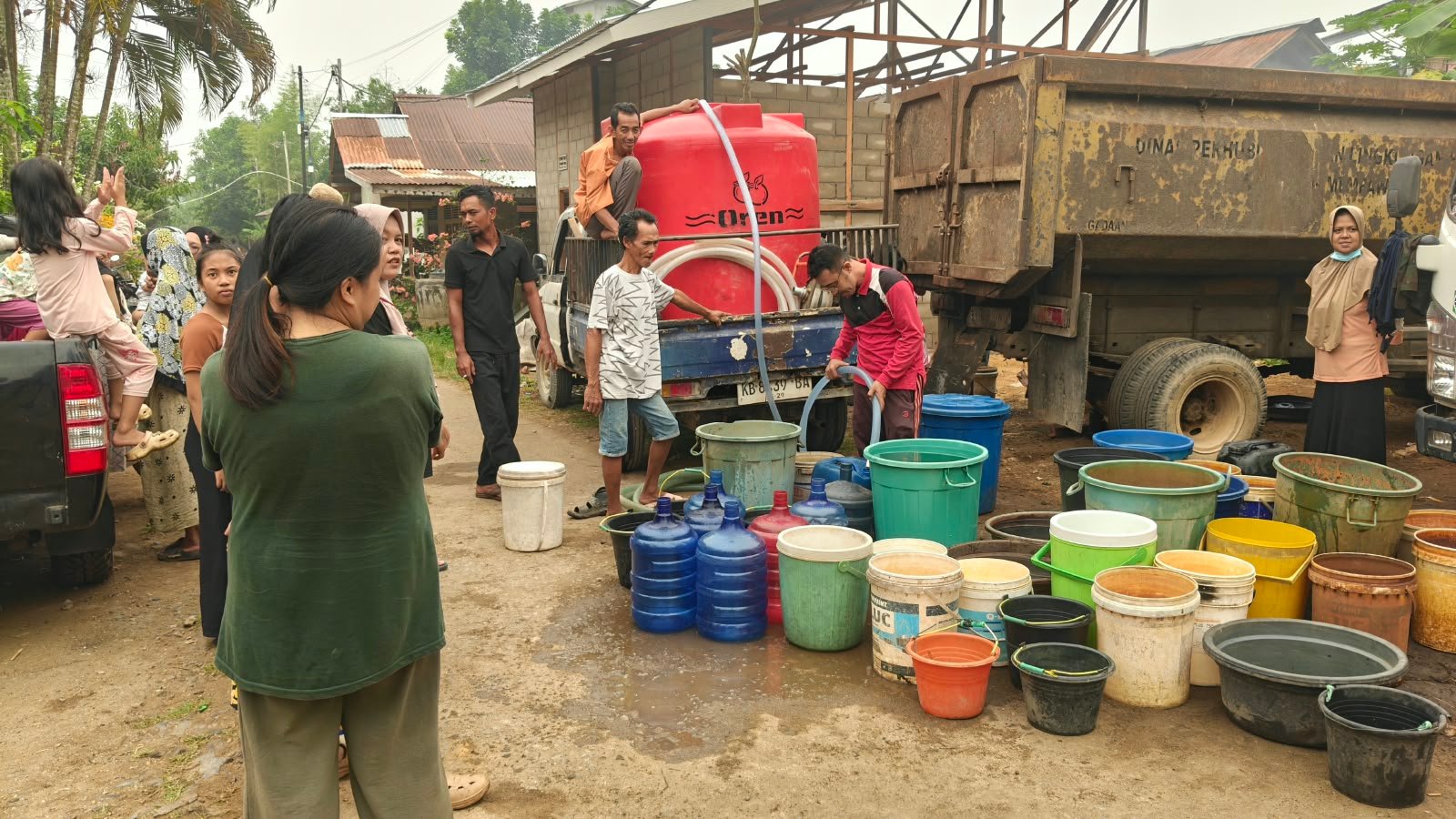 Safruddin Asra Bagikan 6.000 Liter Air Bersih untuk Warga Nusapati