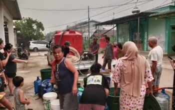 Baznas salurkan bantuan air bersih untuk warga.