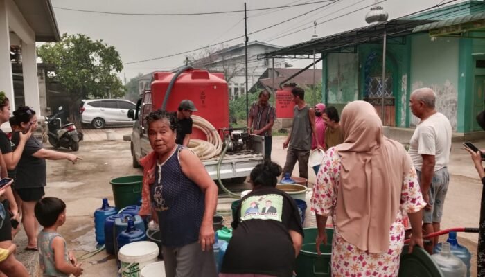 BAZNAS Mempawah Salurkan 6.000 Liter Air Bersih untuk Warga Sungai Pinyuh