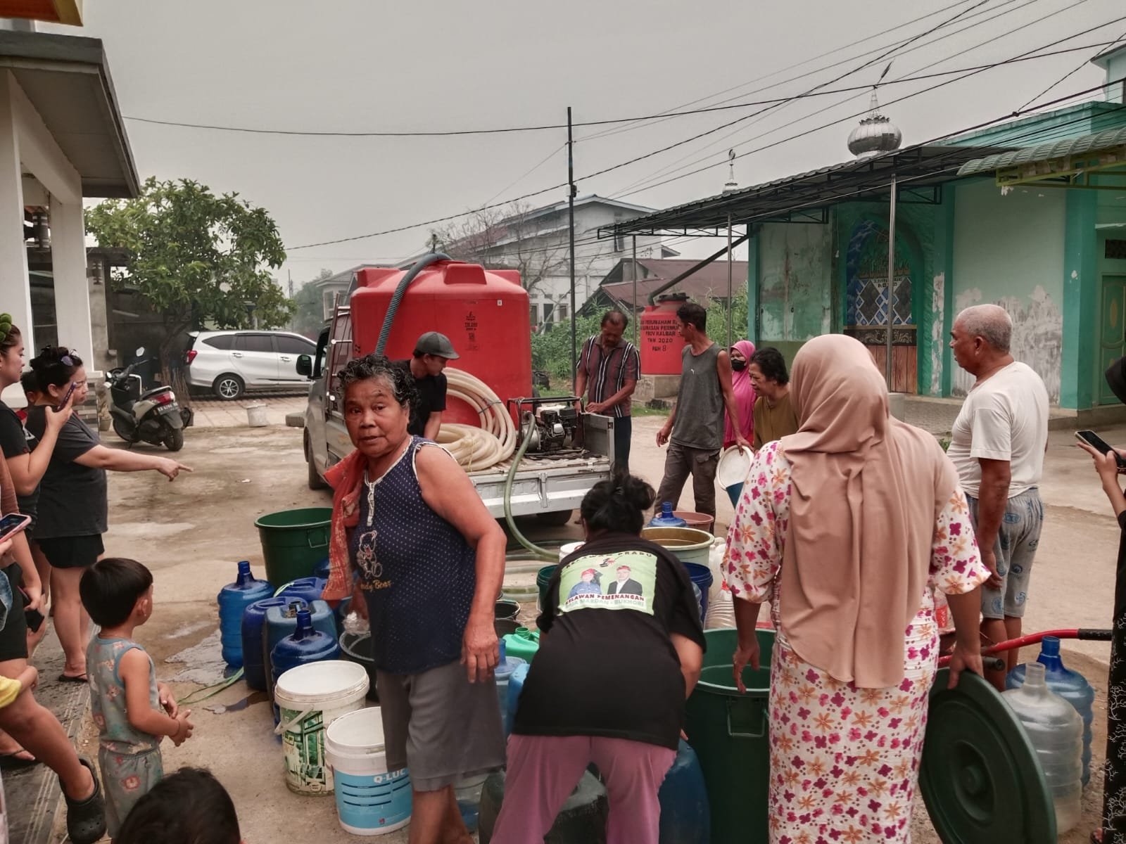 Baznas salurkan bantuan air bersih untuk warga.