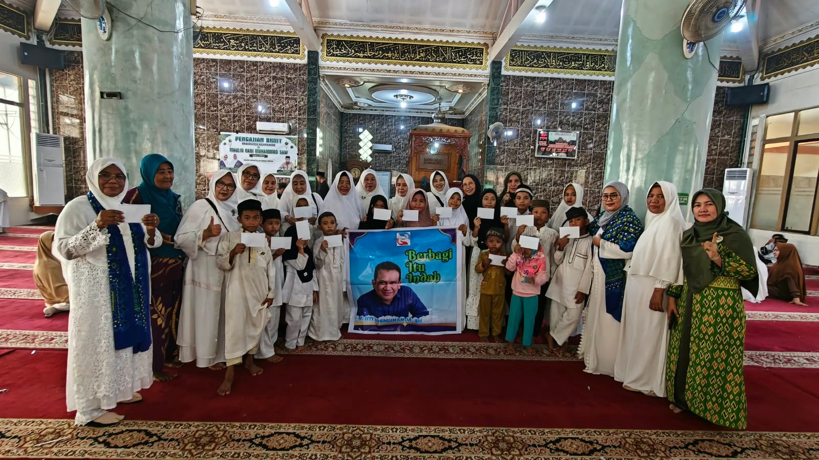 Haji Hismunanda santuni anak yatim di Sungai Pinyuh.