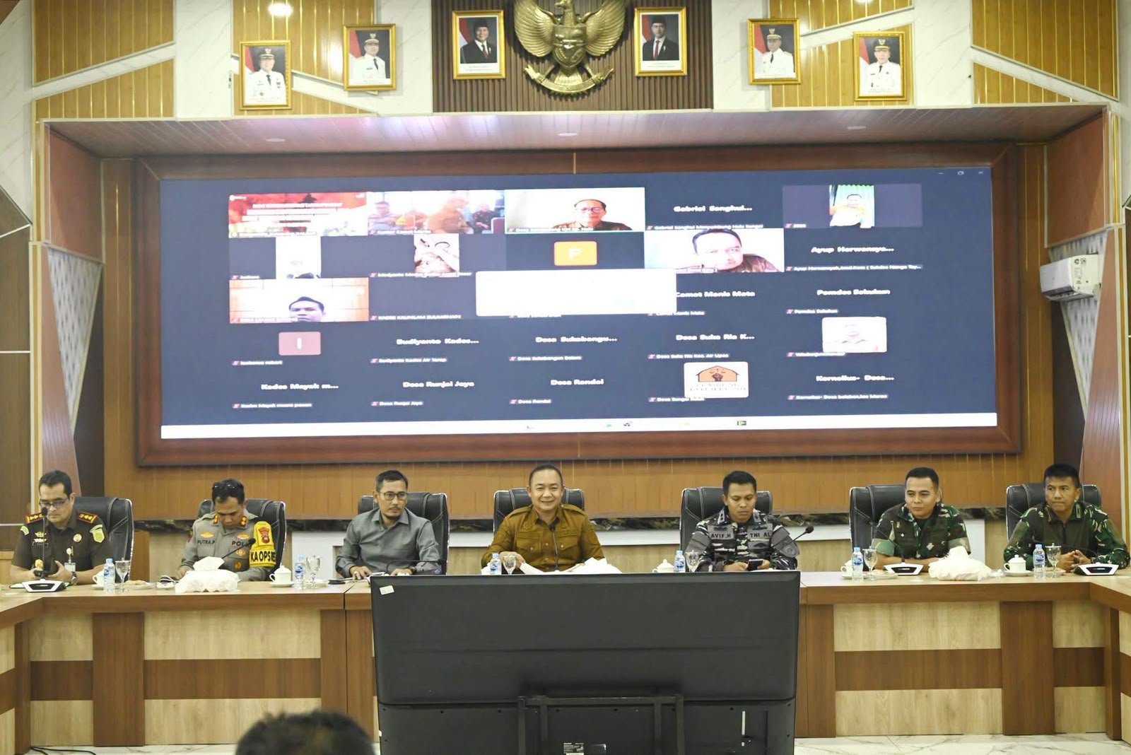 Rapat Koordinasi Tanggap Darurat Kekeringan dan Bencana Asap Akibat Karhutla di Ruang Rapat Utama Kantor Bupati Ketapang, Selasa (22/9/2026).