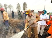 Gubernur Kalbar, Ria Norsan saat turun ke lapangan di lokasi Karhutla Jalan Pelang Ketapang.