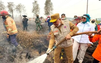 Gubernur Kalbar, Ria Norsan saat turun ke lapangan di lokasi Karhutla Jalan Pelang Ketapang.