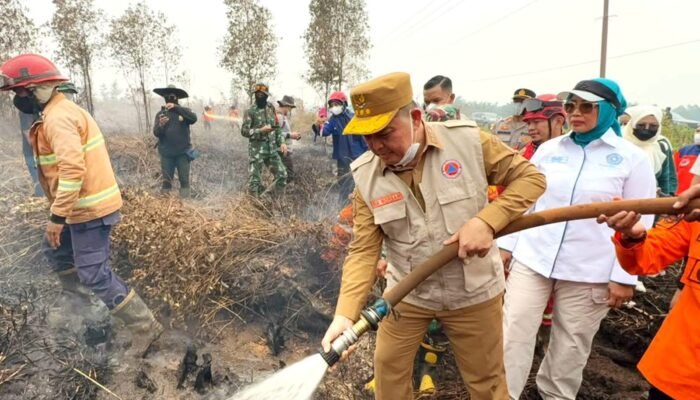 Jarak Pandang Hambat Water Bombing, Gubernur Kalbar Tinjau Karhutla Jalan Pelang Ketapang