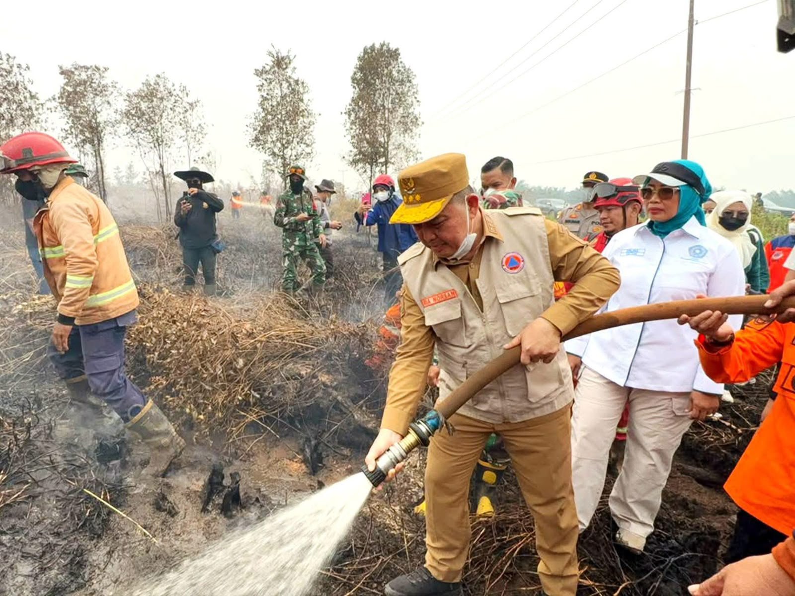 Gubernur Kalbar, Ria Norsan saat turun ke lapangan di lokasi Karhutla Jalan Pelang Ketapang.