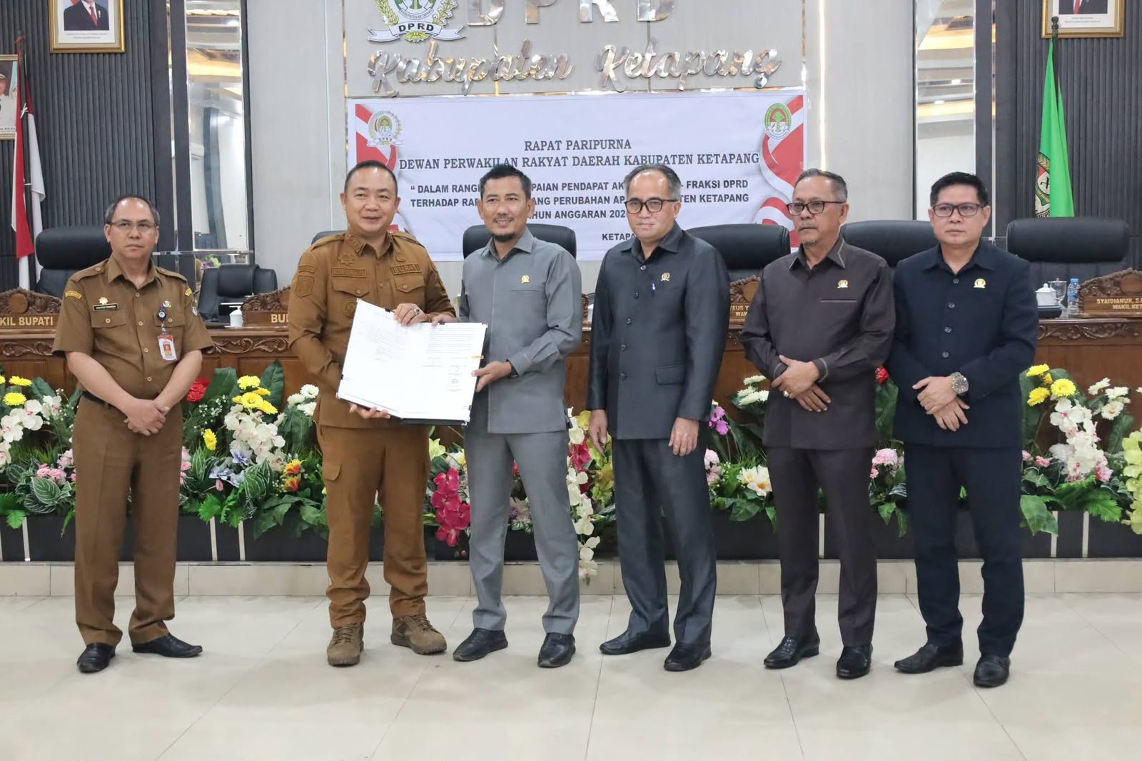 Bupati Ketapang, Alexander Wilyo saat hadir dalam sidang paripurna di DPRD Ketapang.