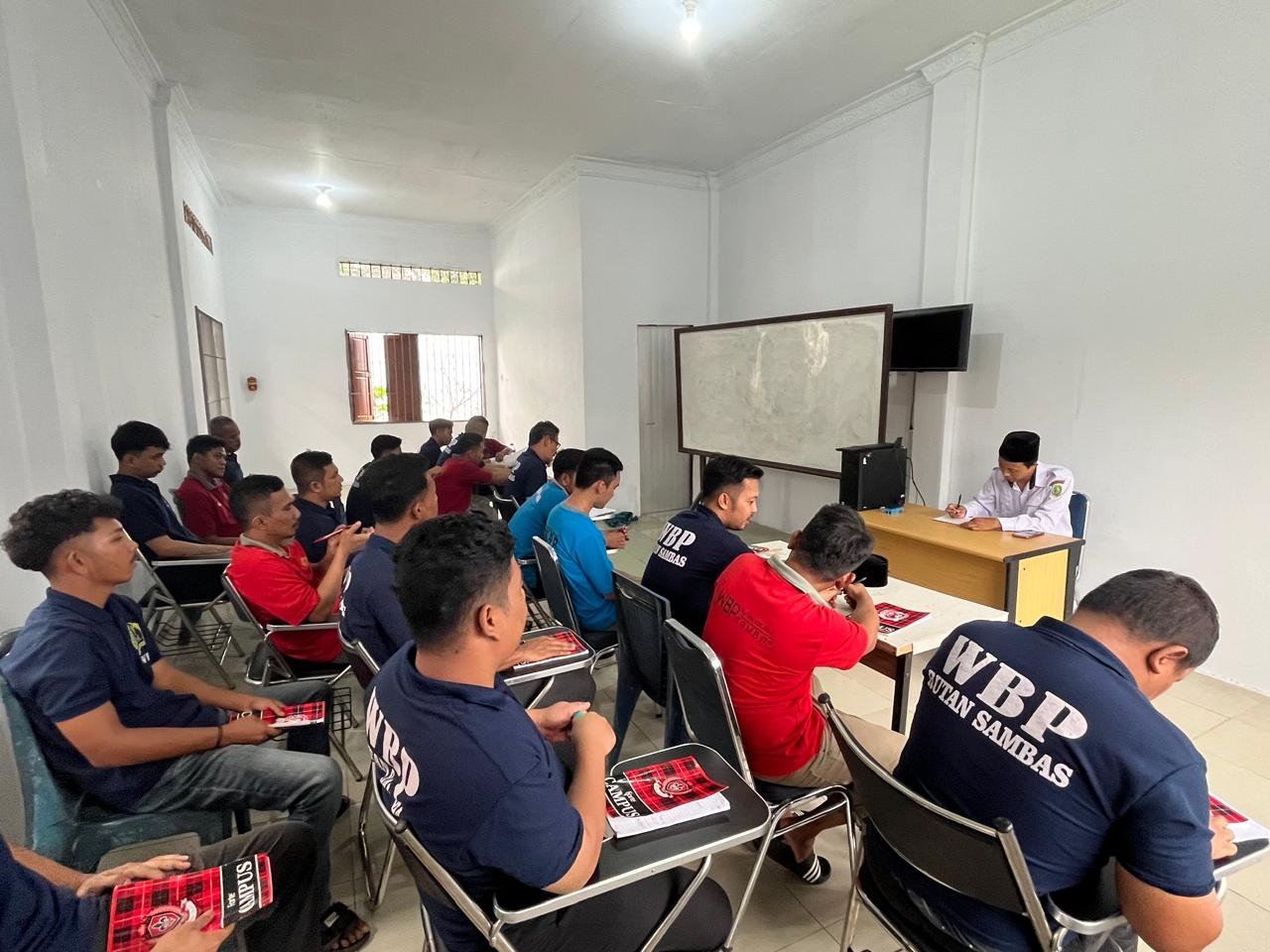 Potret Warga Binaan Rutan Sambas sedang mengikuti kuliah dari dosen kampus ADI Sambas.