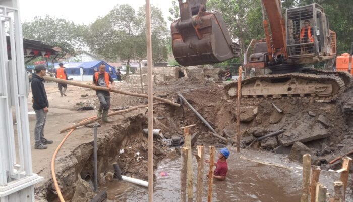 Pipa Induk PDAM Tirta Pawan Ketapang Putus karena Galian Excavator