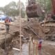 Excavator proyek yang bekerja mengenai pipa PDAM hingga putus dan menyebabkan gangguan distribusi air bersih.